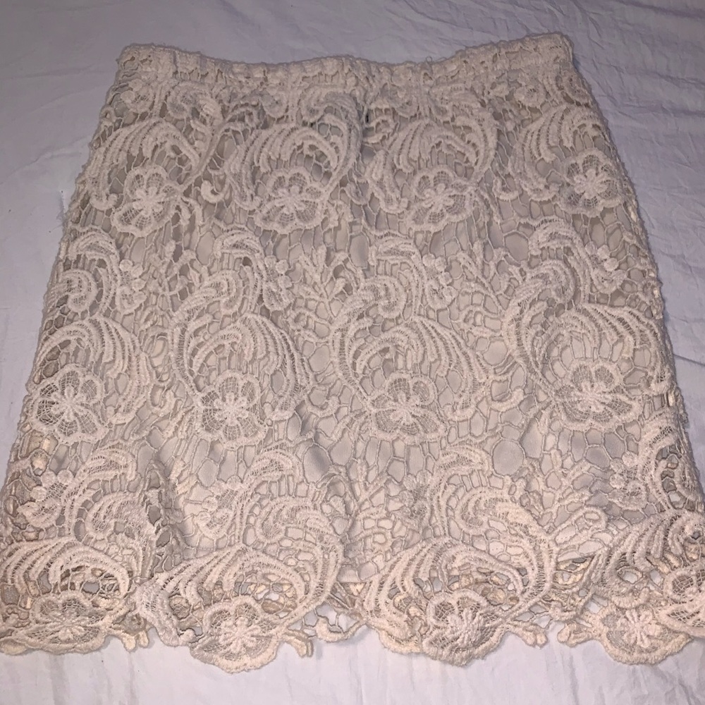 White fitted skirt lace